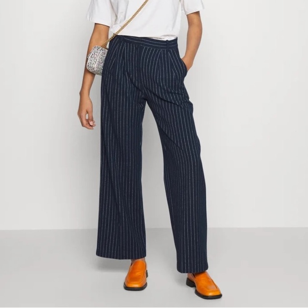 Abercrombie & Fitch Women's Navy and White Trousers